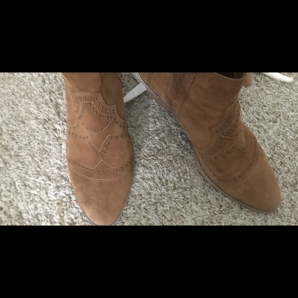 Vince Camuto ankle suede zipper in back - Picture 3 of 7